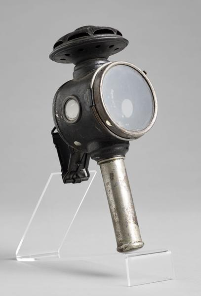 Fabricant anonyme, lanterne de bicyclette à bougie, H : 25 cm, L. 9 cm, Compiègne, musée national de la Voiture, inv. CMV.63.014