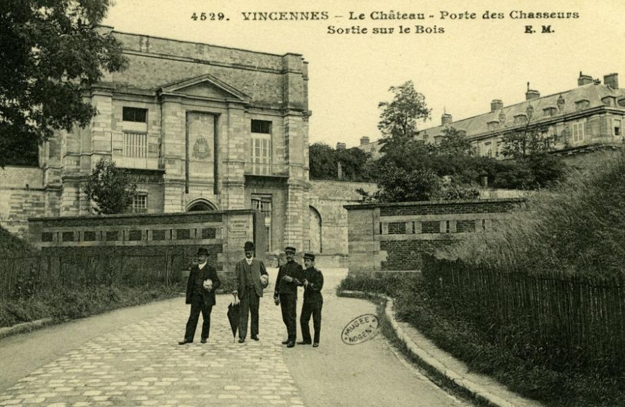 Château de Vincennes depuis l'esplanade Saint-Louis
