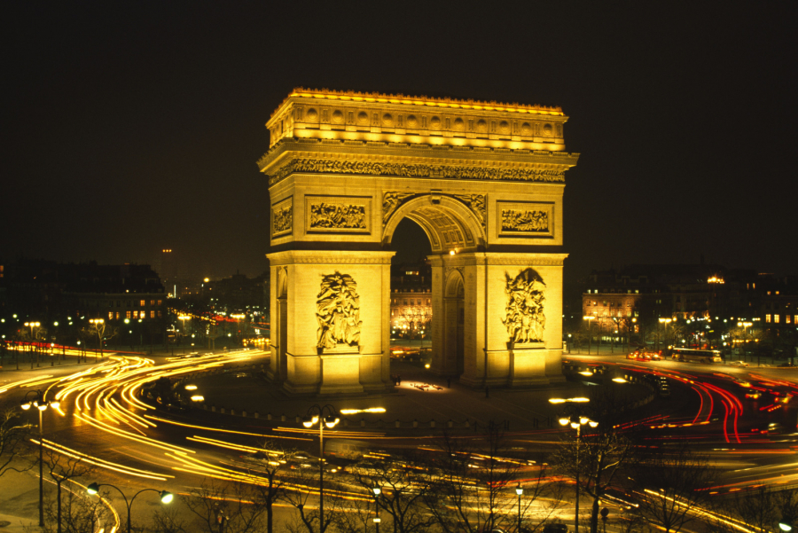 Arc de Triomphe: Simbol kekuatan dan kemenangan, menjulang megah di tengah-tengah cakrawala kota Paris