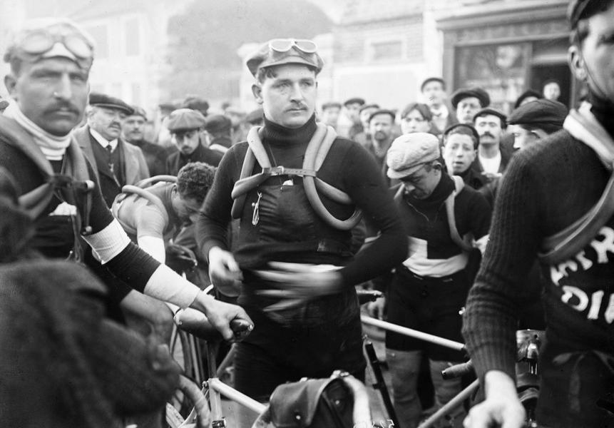 François faber, au départ du Paris Roubaix, 1911, Roger-Viollet